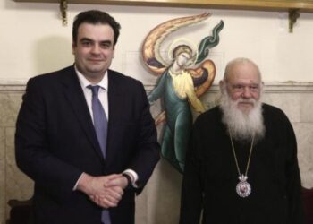 Την αντικατάσταση των εικόνων στους ναούς με τάμπλετ ανακοίνωσε ο Πιερρακάκης