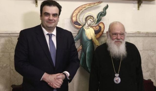 Την αντικατάσταση των εικόνων στους ναούς με τάμπλετ ανακοίνωσε ο Πιερρακάκης