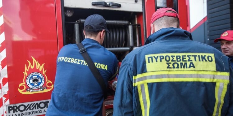 Φωτιά τώρα στη Νέα Πέραμο: Ποιοι δρόμοι είναι κλειστοί λόγω της πυρκαγιάς