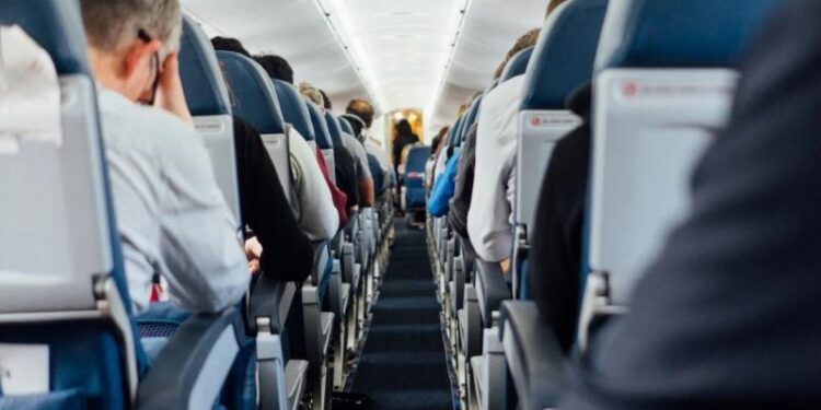 Χάος σε πτήση από το Ηράκλειο – «Θεριακλής» 17χρονος πήγε να σπάσει κάθισμα