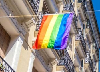 Πάρος: Έκλεψαν rainbow σημαία από γκέι μπαρ και την έκαψαν στην πλατεία