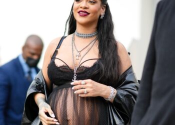 Ριάνα: Πόζαρε με κόκκινα σέξι εσώρουχα και φουσκωμένη κοιλιά και τρέλανε τους φαν της