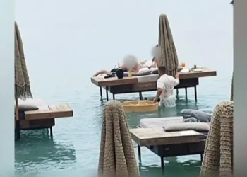 Ρόδος: Ελεγκτές «ξεσκόνιζαν» επί ώρες το beach bar με τον σερβιτόρο «κολυμβητή»