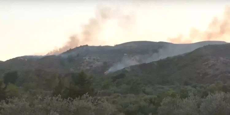 Φωτιά στην Ρόδο: 8η μέρα μάχης με τα πύρινα μέτωπα – Δυνατοί άνεμοι και διαρκείς αναζωπυρώσεις