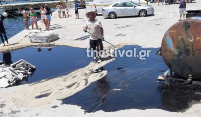 Χαλκιδική: Γέμισε με πετρέλαιο η θάλασσα στο Πόρτο Κουφό (Εικόνες&Βίντεο)