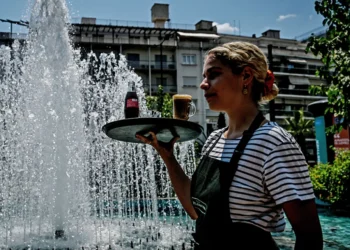 «Πράσινο φως» στους επιθεωρητές εργασίας να φωτογραφίζουν τους αδήλωτους εργαζόμενους