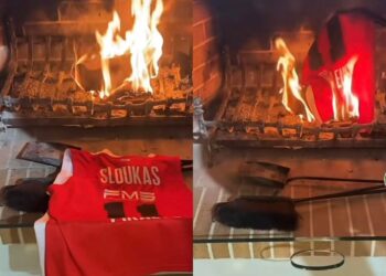 Οπαδός του Ολυμπιακού άναψε το τζάκι εν μέσω καύσωνα για να κάψει τη φανέλα του Σλούκα! (Bίντεο)