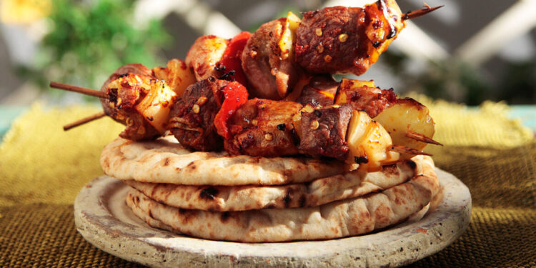 Viral: Ιδιοκτήτης ταβέρνας «δικάζει» τις κριτικές – «Σιγά μην κάναμε και 2 βδομάδες να φέρουμε τα σουβλάκια»