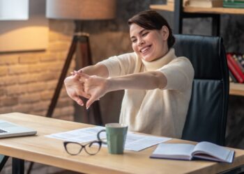 «Σπάτε» τα δάκτυλά σας; Πόσο επικίνδυνη είναι αυτή η συνήθεια για την πρόκληση αρθρίτιδας