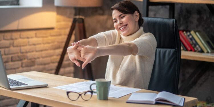 «Σπάτε» τα δάκτυλά σας; Πόσο επικίνδυνη είναι αυτή η συνήθεια για την πρόκληση αρθρίτιδας