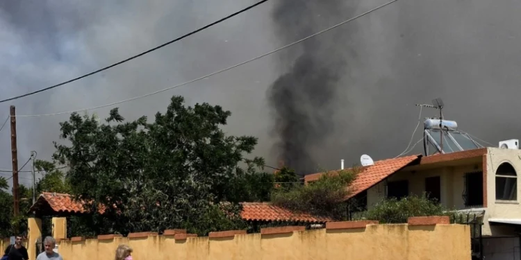 Ιδιοκτήτρια Airbnb αναρωτιόταν αν έπρεπε να χρεώσει τους πελάτες που έφυγαν λόγω της φωτιάς