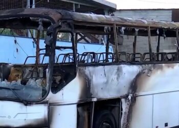 Πέραμα: Φωτιά σε τουριστικό λεωφορείο – καταστράφηκε ολοσχερώς