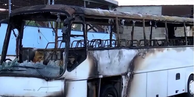 Πέραμα: Φωτιά σε τουριστικό λεωφορείο – καταστράφηκε ολοσχερώς