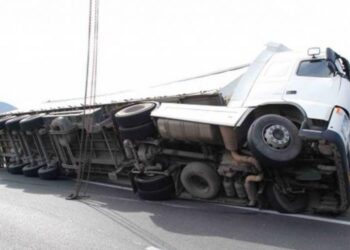 Τροχαίο με ανατροπή φορτηγού και τραυματία λίγο έξω από τη Θεσσαλονίκη