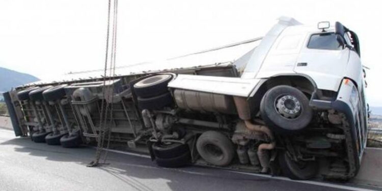 Τροχαίο με ανατροπή φορτηγού και τραυματία λίγο έξω από τη Θεσσαλονίκη