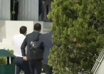 Αλέξης Τσίπρας: Από την πίσω πόρτα μπήκε στη Βουλή για την ορκωμοσία