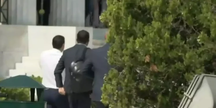 Αλέξης Τσίπρας: Από την πίσω πόρτα μπήκε στη Βουλή για την ορκωμοσία