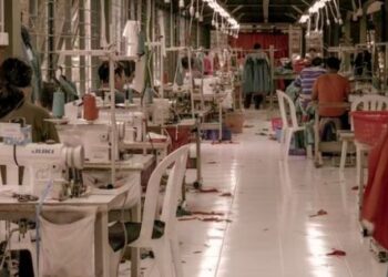 Μια μέρα από τη ζωή ενός εργαζόμενου στο fast fashion