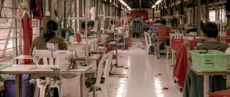 Μια μέρα από τη ζωή ενός εργαζόμενου στο fast fashion