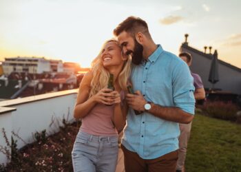 Η πόλη ζωντανεύει με τα καλοκαιρινά πάρτυ στα μπαλκόνια