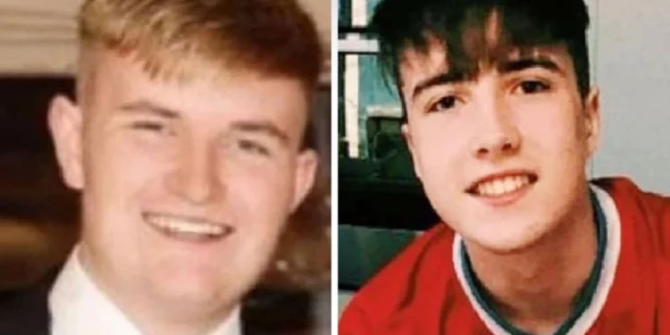 Η συγκινητική κίνηση των φίλων των δύο 18χρονων Ιρλανδών που πέθαναν στην Ίο – Συνόδευσαν τα φέρετρα μέχρι το λιμάνι