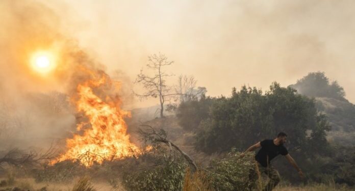 Ιδιοκτήτης στη Ρόδο αρνήθηκε στέγη σε ΛΟΑΤΚΙ+ οικογένεια εν μέσω πυρκαγιάς