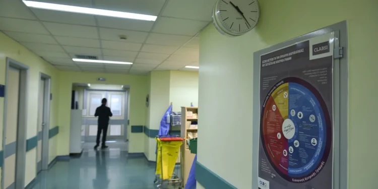 Θεσσαλονίκη: Έμπαινε στο “ΑΧΕΠΑ” και άρπαζε τσάντα και κινητά από ασθενείς – Την τσάκωσαν επ’ αυτοφώρω