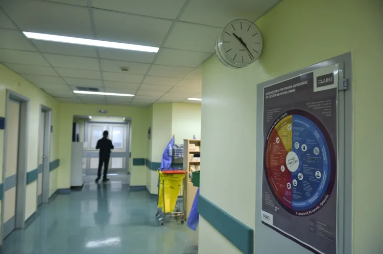 Θεσσαλονίκη: Έμπαινε στο “ΑΧΕΠΑ” και άρπαζε τσάντα και κινητά από ασθενείς – Την τσάκωσαν επ’ αυτοφώρω