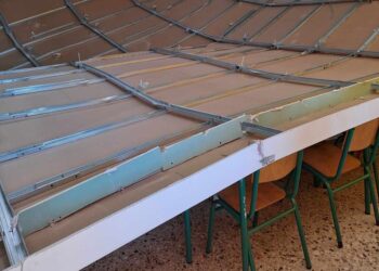 Αττική: Έπεσε η οροφή του δημοτικού σχολείου στον Βαρνάβα – «Εγκληματική ενέργεια»