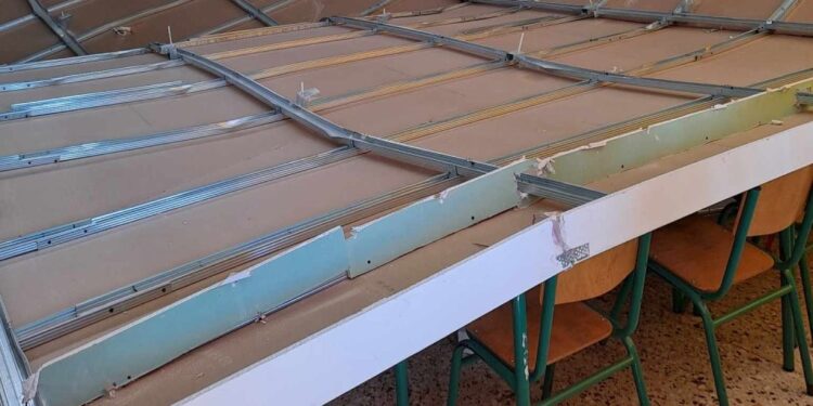 Αττική: Έπεσε η οροφή του δημοτικού σχολείου στον Βαρνάβα – «Εγκληματική ενέργεια»