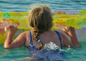 Πάτρα: Δύο ανήλικες παρασύρθηκαν στα βαθιά με το στρώμα (VIDEO)