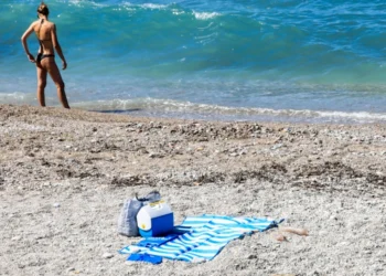 Κίνημα της Πετσέτας: Συλλήψεις για παράνομες ξαπλώστρες, κλείνουν beach bar, «ελευθερώνονται» οι παραλίες