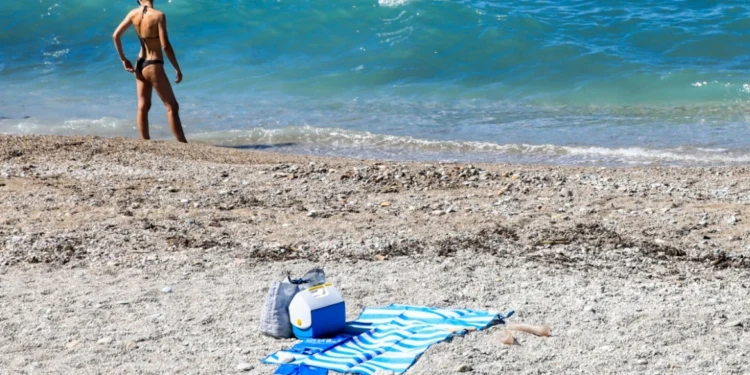 Κίνημα της Πετσέτας: Συλλήψεις για παράνομες ξαπλώστρες, κλείνουν beach bar, «ελευθερώνονται» οι παραλίες