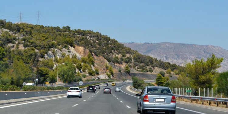 Ανοιχτό παράθυρο ή air condition: Πώς θα κάψω λιγότερη βενζίνη στην Εθνική Οδό;