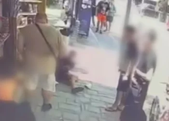 Κατερίνη: Άνδρας σπρώχνει με δύναμη ανήλικο και τον «πετάει» σε ράφια περιπτέρου – Δείτε βίντεο