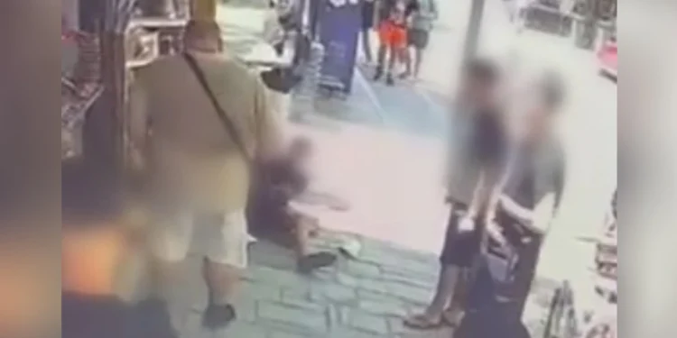 Κατερίνη: Άνδρας σπρώχνει με δύναμη ανήλικο και τον «πετάει» σε ράφια περιπτέρου – Δείτε βίντεο