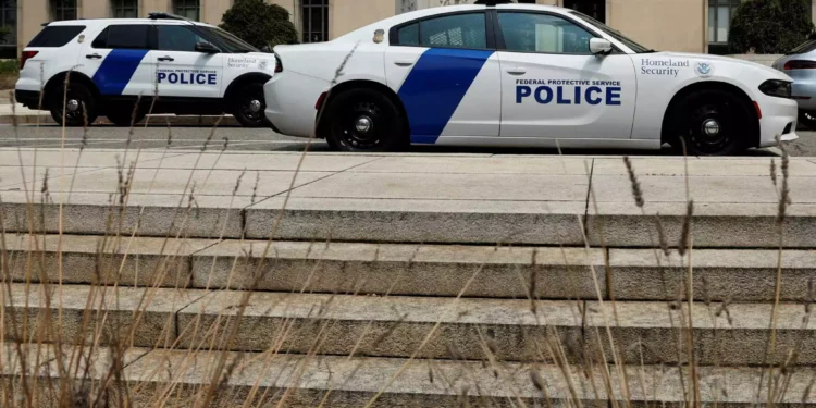 ΗΠΑ: Φρίκη με τα αδιανόητα βασανιστήρια λευκών αστυνομικών σε Αφροαμερικανούς – Τους βίαζαν για ώρες με σεξουαλικό βοήθημα, τέιζερ και ξίφος