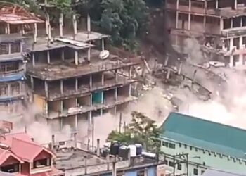 Ινδία: Συγκλονιστικό βίντεο με κτίρια να καταρρέουν σαν τραπουλόχαρτα – Φόβοι για εγκλωβισμένους μετά από μεγάλη κατολίσθηση