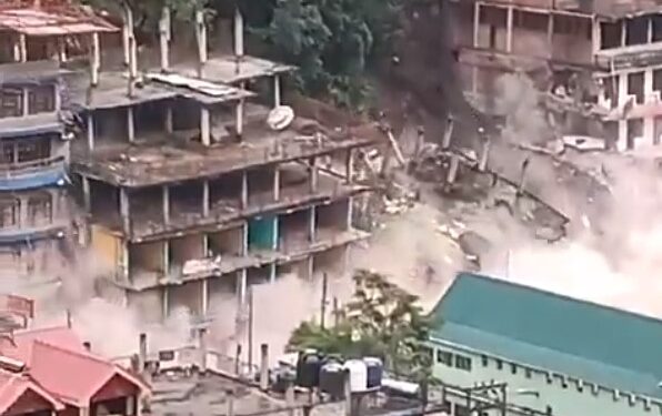 Ινδία: Συγκλονιστικό βίντεο με κτίρια να καταρρέουν σαν τραπουλόχαρτα – Φόβοι για εγκλωβισμένους μετά από μεγάλη κατολίσθηση