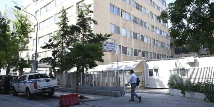 Εξιτήριο από τον «Ερυθρό Σταυρό» πήρε η μητέρα του 29χρονου Μιχάλη