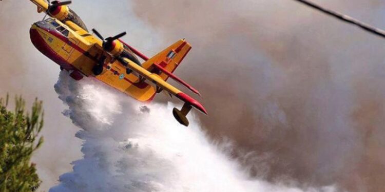 Εύβοια: Καναντέρ πετούσε με έναν κινητήρα – Ξύπνησαν τραγικές μνήμες από την Κάρυστο