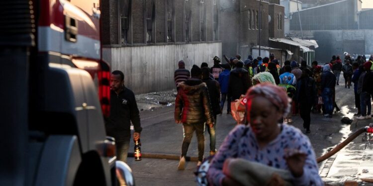 Ασύλληπτη τραγωδία – 52 νεκροί μετά από φωτιά σε πενταώροφο κτίριο