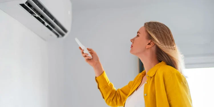 Πόσο ρεύμα καίει το κλιματιστικό μας και σε πόσα ευρώ «μεταφράζεται» η χρήση του