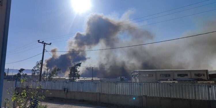 Φωτιά στον Ασπρόπυργο με πολλαπλές εστίες