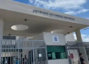 Βόλος: Ουρές από τα ξημερώματα έξω από το Αστυνομικό Τμήμα -Θέλουν να αποφύγουν τις νέες ταυτότητες