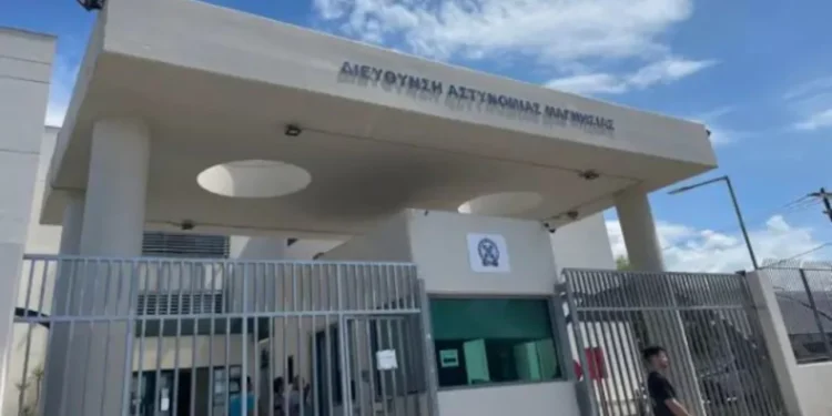 Βόλος: Ουρές από τα ξημερώματα έξω από το Αστυνομικό Τμήμα -Θέλουν να αποφύγουν τις νέες ταυτότητες