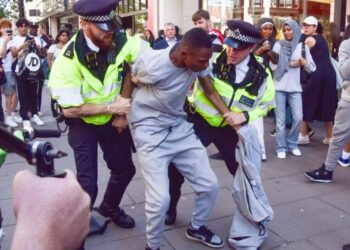 Βρετανία: Μπάχαλα και ξύλο στο Λονδίνο μετά από κάλεσμα στο TikTok για λεηλασίες