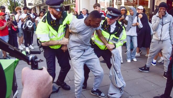 Βρετανία: Μπάχαλα και ξύλο στο Λονδίνο μετά από κάλεσμα στο TikTok για λεηλασίες