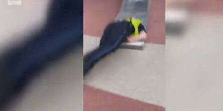 Αστυνομικός τραυματίστηκε κάνοντας… τσουλήθρα εν ώρα υπηρεσίας (vid)