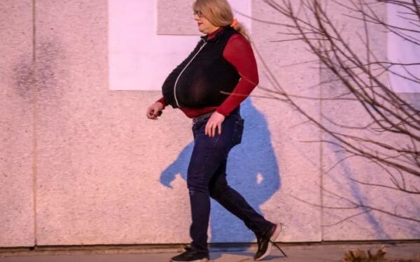 Επέστρεψε στις σχολικές αίθουσες η τρανς δασκάλα με το τεράστιο στήθος